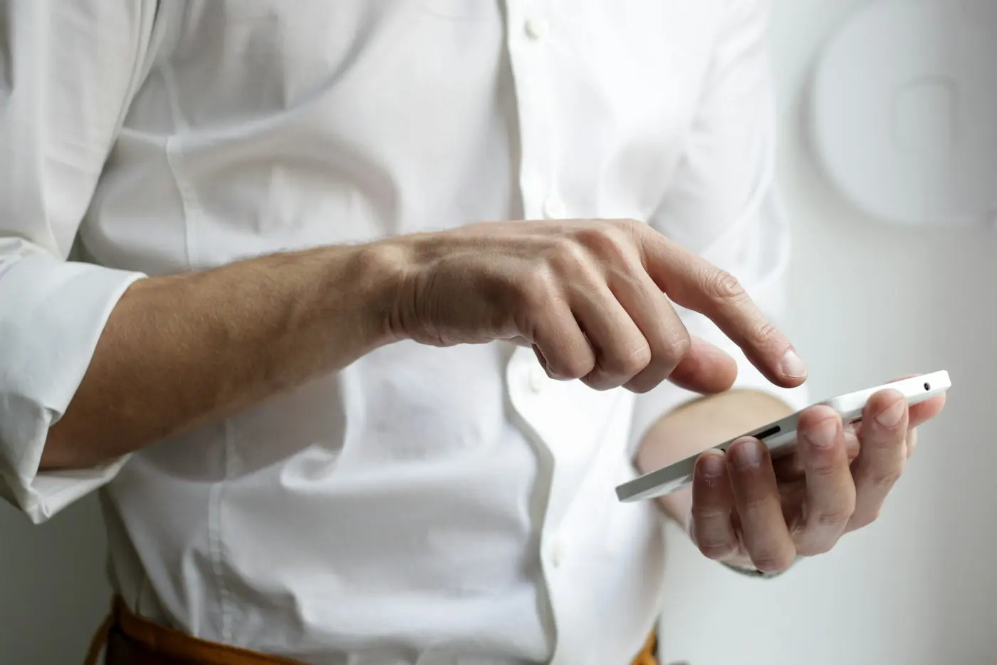 Persona che risponde ai messaggi dallo smartphone