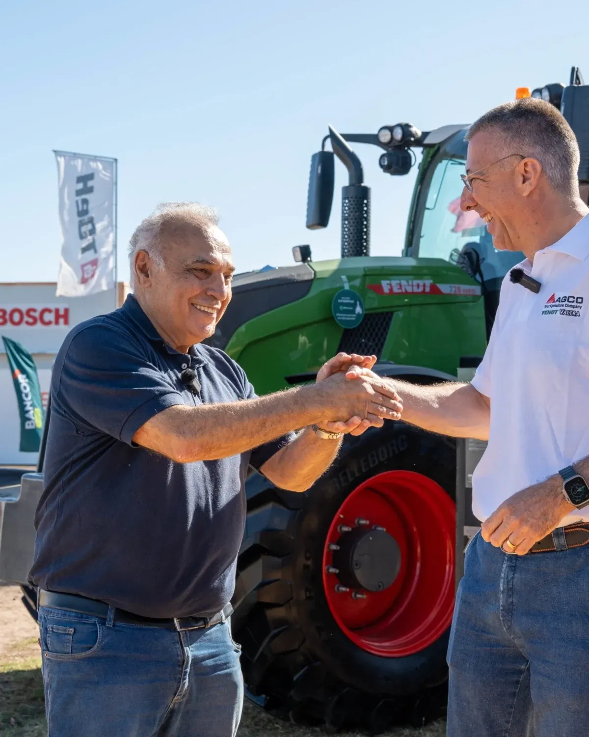 Saluto davanti a un trattore Fendt a Expoagro 2026